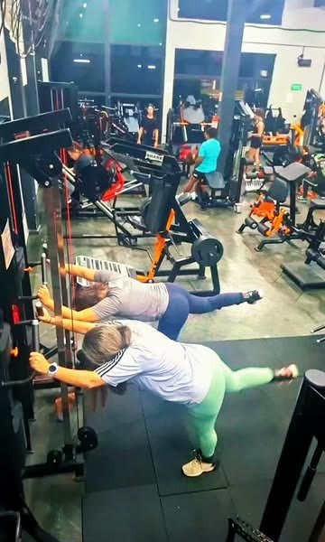 Salão de musculação da Dr. Fitness, com equipamentos em preto e laranja