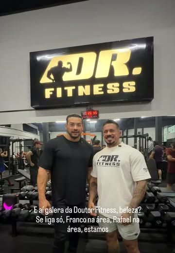 Rafael Calil e Franco na Dr. Fitness, sob o letreiro dourado da academia
